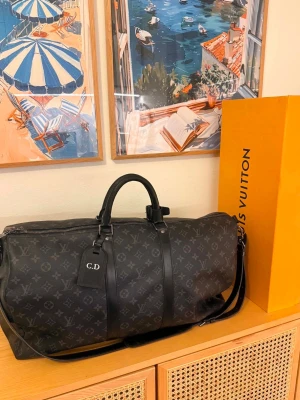 Louis Vuitton keepall 55 - LV Keepall Eclipse 55 - Size: 45 - Tillverkad: 2022 - Medföljer: Allt från butikköp. - Mycket fint skick. (Sparsamt använd) Pris: 18 000:- Nypris: 27.200:- För fler frågor eller bilder så finns vi PM.