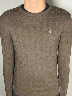 Kabelstickad Morris tröja merinoull - 👕 Plagg: kabelstickad tröja                                                           📏 Storlek: M sitter som S                                                              🏷️ Märke/Modell: Morris                                                     ✨ Skick: Fint skick                                                        💬 Vid frågor är det bara att skriva!                                                                                          🛍️ Gramenti