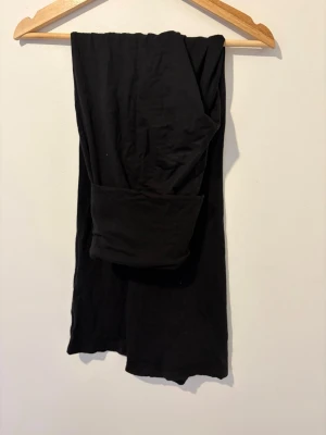 Yoga pants - Ett par klassiska svarta yoga pants med låg midja och stretchigt material. Perfekta för en avslappnad look eller till träning. Tunt och mjukt tyg som sitter skönt mot kroppen.