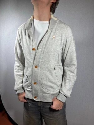 G star Raw kofta S - Hej och välkommen till byTorén. Detta är en kofta från G star Raw i storlek S med normal passform. Modell på bild är ca 182, 67kg. Plagget är i bra skick utan några defekter. Tveka inte på att höra av dig, även om det skulle vara minsta lilla;)