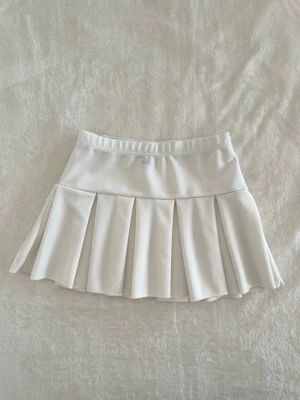 Shein vit pleated minikjol - En söt vit enkel plisserad kjol med hög midja, har inga defekter. Materialet är tjockt men är ändå lite genomskinlig Midjemått: 32cm Längd: 32cm 