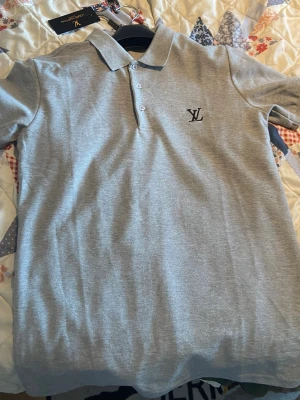 Piké T-shirt  - Säljer en helt ny t shirt. Aldrig använd. Storlek M. Orginal förpackning finns inte. Inte äkta. Fraktar den samma dag som den säljs. 