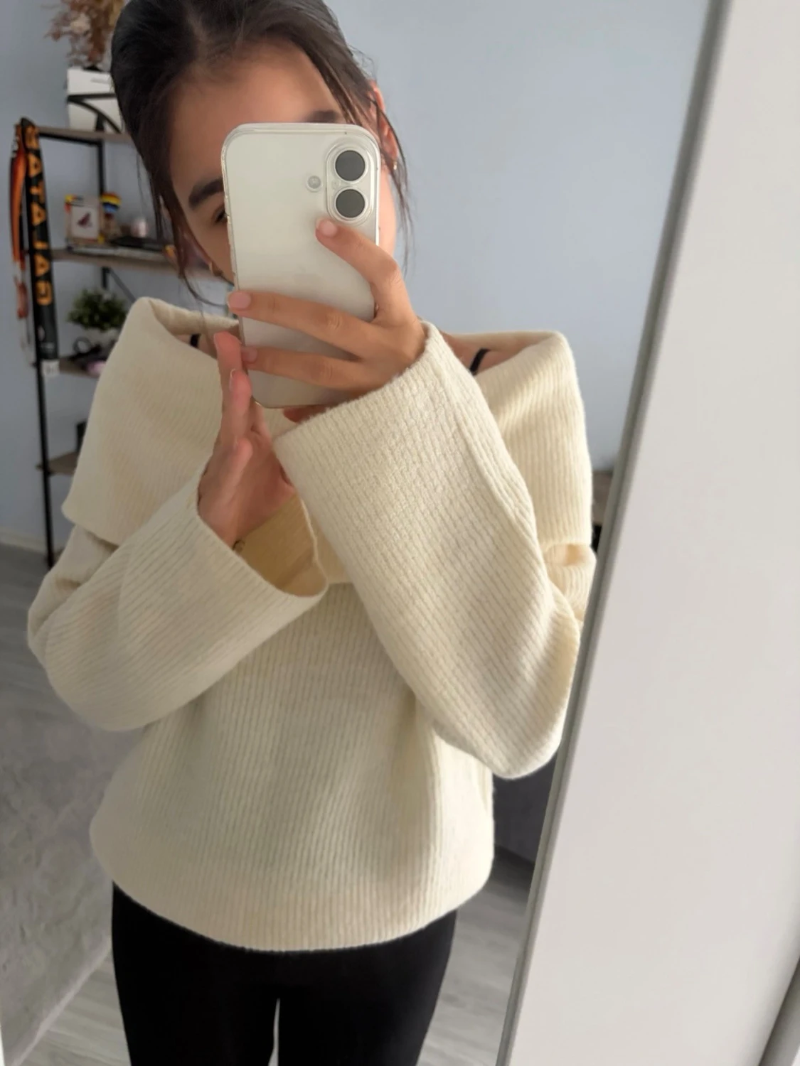 Off shoulder stickad tröja cremevit