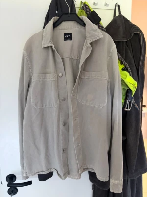 Beige overshirt från Zara - Zara overshirt som är använd väääldigt fåtal gånger sjukt stilren i sig men bara inte kommit till användning!
