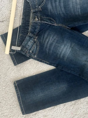 Mörkblå  jeans  - Snygga mörkblåa jeans!!🤗 midjemåttet är 36 cm rakt över och innerbenslöngden är 75 cm!!💕 Jeansen är knappt använda🤗🤗