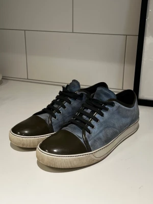 Lanvin Dbb1 Ljusblå  - Tänkte göra en intressekoll på mina Ljusblå lanvins i storlek uk9 vilket motsvarar 43-44, skicket är 8/10 enligt mig men du kan avgöra på bilderna, använda i någon månad så är inte så slitna, nypris ligger över 5000kr men jag lägger ut de för 2399 och sedan får man pruta om man känner att de är för mycket… tveka inte på att höra av er om ni har frågor!