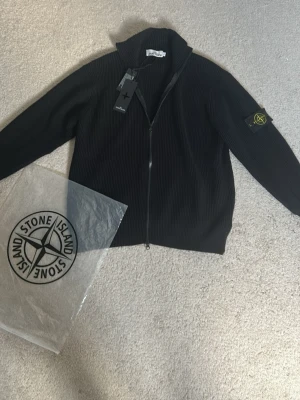 Stone Island - Svart stone Island helt oanvänd