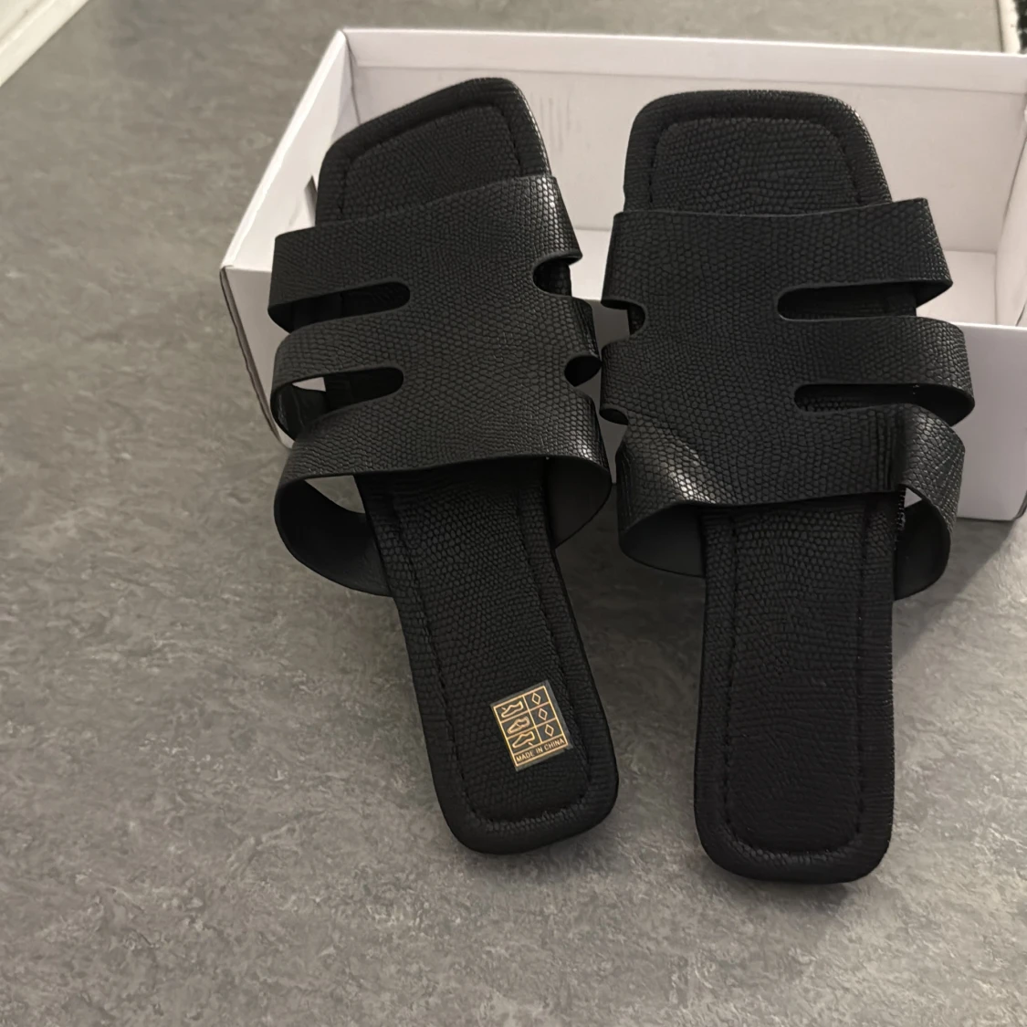 Två par svarta sandaler med mönster - 3