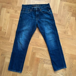 American Eagle Jeans - Säljer ett par snygga jeans från American Eagle. Storlek W31 L30 midjemått 82cm. Jeansen har en början på en snygg wash. Så om du går i de så kommer de bli riktigt snygga med tiden! Skriv för fler frågor! 