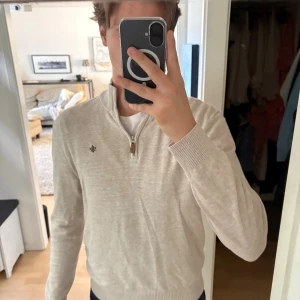 Morris half zip (M) Beige - Säljer nu min sjukt snygga halfzip i Beige färg från Morris i storlek M. Lite mindre i storleken men riktigt nice passform och färg! Nypris ligger på 1800kr men jag säljer för endast 400! Knappt använd, inga defekter.