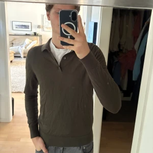 Olivgrön pikétröja longsleve massimo dutti (M) - Säljer en olivgrön långärmad pikétröja från massimo dutti i storlek M men som är relativt liten i storleken. Perfekt för hösten, lite skrynklig men lär bli perfekt efter en strykning! Nypris ligger på över 500 men jag säljer den för endast 100kr!