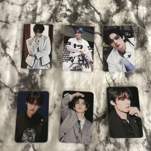 Stray Kids SKZ Photo Cards (Official & Lomo Set) - Säljer ett set med Stray Kids SKZ photo cards, både officiella och lomo/not official. Korten är i mycket gott skick och riktigt snygga, utan synligt slitage. Perfekt för samlare och fans! Levereras skyddade i plastfickor. (Kommer med Freebies) Går att köpa alla eller 1 och 1. Priserna på officiella korten är 20-25kr och lomo är 5-10kr, det går att snacka om priserna🔥