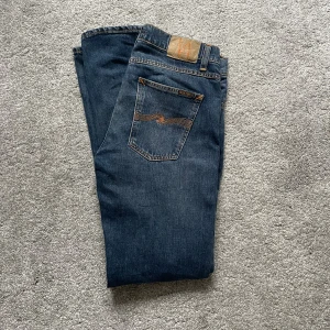 Nudie jeans 31/34 - Tja! Säljer dessa nudie jeans i modellen Lean Dean, färgen troubled sea. Skick 9/10, knappt använda. Storlek 31/34