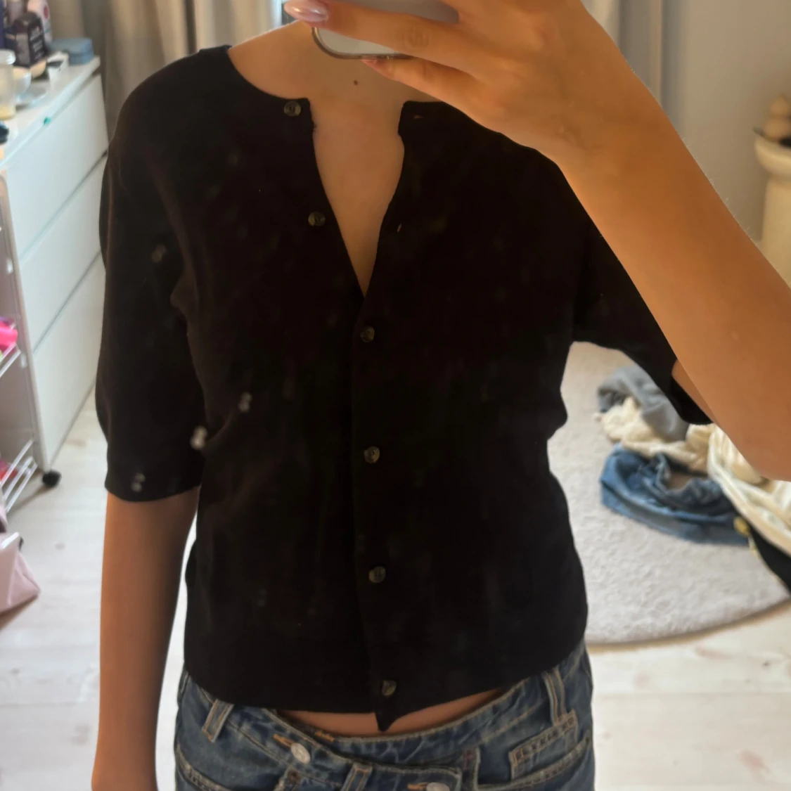 Svart kortärmad blus med knappar