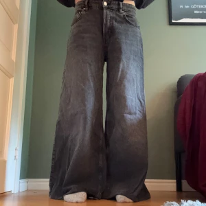 Svarta wide jeans från Gina tricot - Säljer ett par svarta wide leg jeans från Gina i storlek 34. Klassisk femficksmodell och tillverkade i jeansmaterial. Perfekta om du gillar oversized vibe! Aldrig använda. Skriv med frågor! 💕