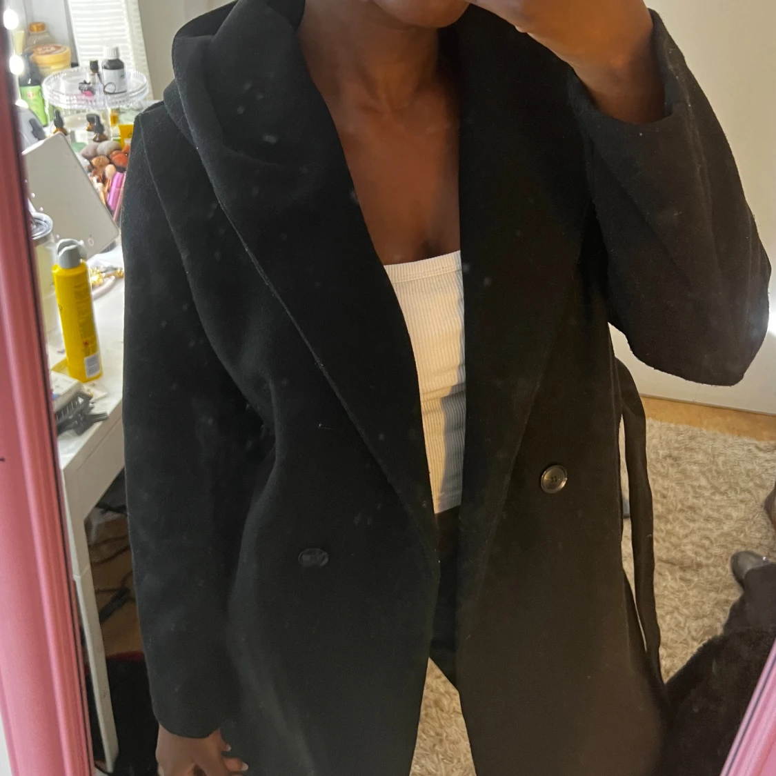 Svart kappa med luva