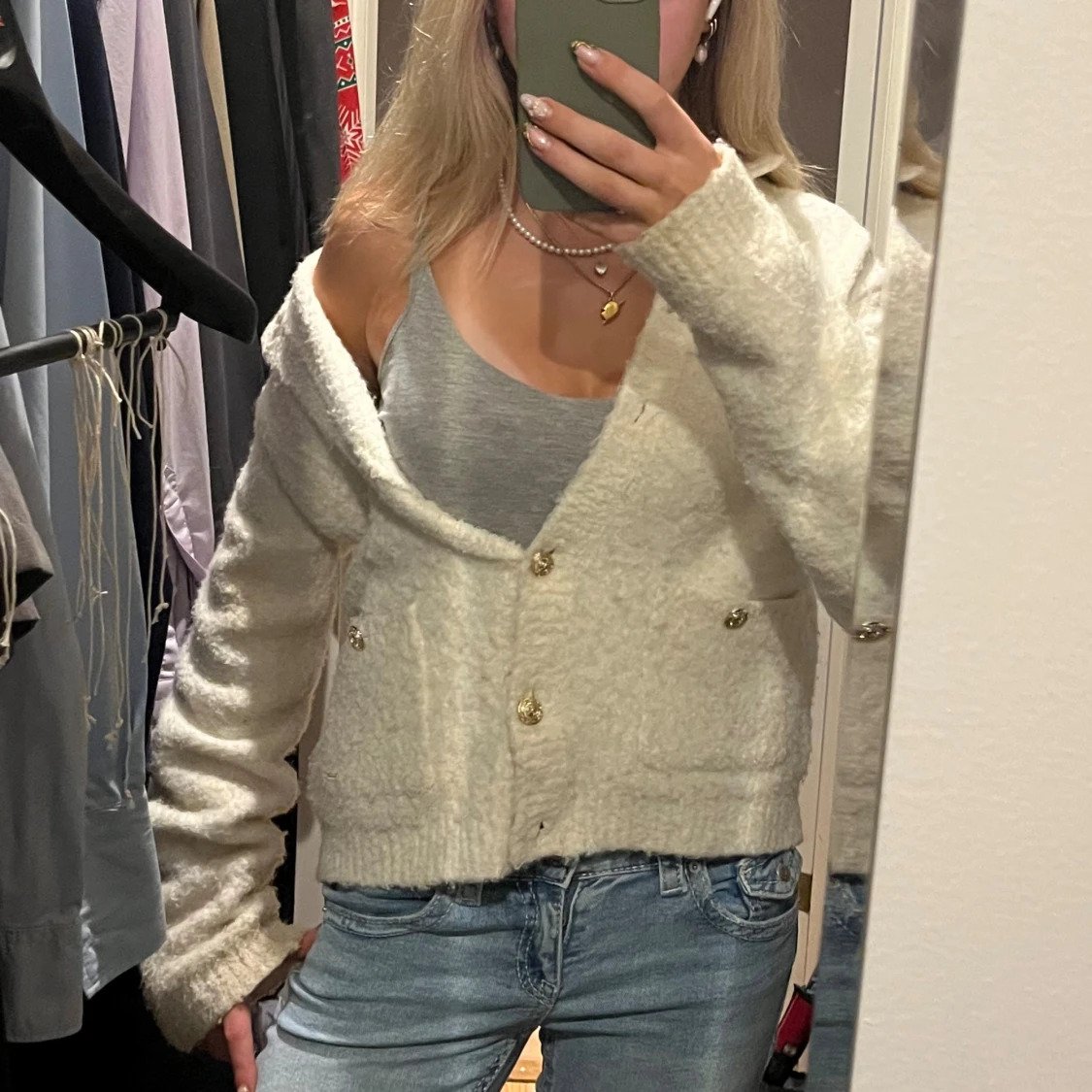 Vit fluffig kofta med guldknappar - 4