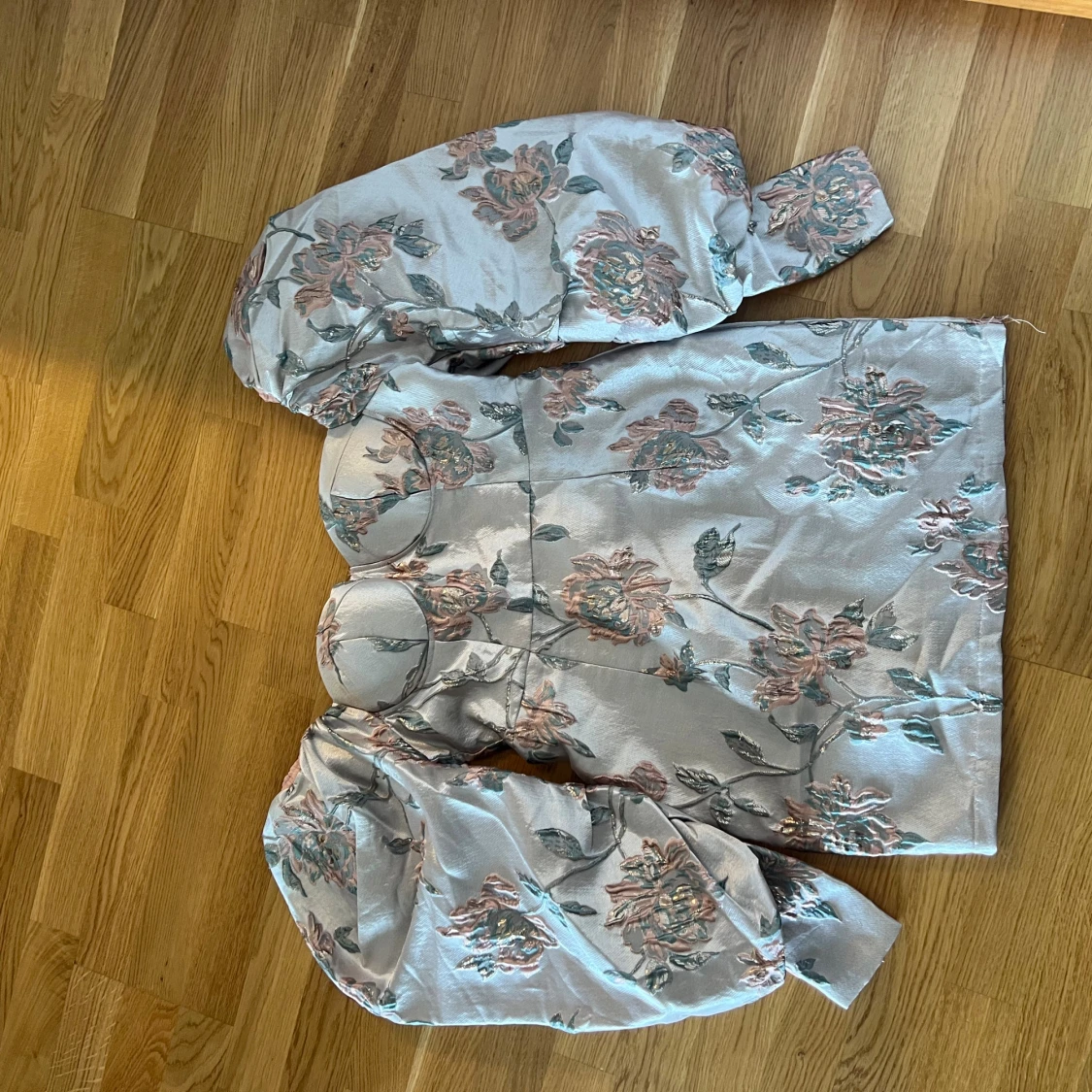 Blommig silverfärgad kortklänning