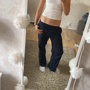 Mörkblå linnebyxor - Säljer ett par mörkblå linnebyxor med avslappnad passform och snörning i midjan. Byxorna har raka ben och är perfekta för en chill och bekväm stil. Superlätta och luftiga, passar perfekt till varmare dagar.💕☺️obs! stor i passform ungefär som ett par XS eller XXS