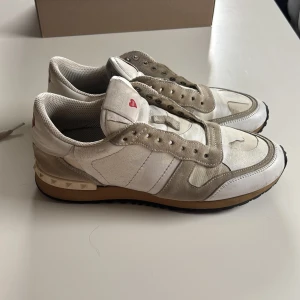 Valentino Garavani Rockrunner sneakers - Snygga Valentino Garavani Rockrunner. Dem är i ganska bra skick, snören finns med med dem ska jag göra rent först.