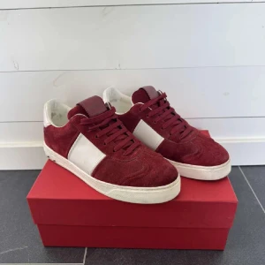 Röda Valentino flycrews - Säljer nu dessa otroligt snygga valentino flycrews i strl 38-39, skick 8/10 eftersom 4 bitar saknas. Endast dustbag medföljer! Skriv vid frågor eller funderingar😊