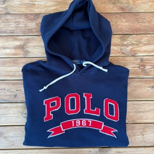 Ralph Lauren Hoddie  - Tja, super fin Ralph Lauren hoddie, storlek M, skicket i toppklass. Pm vid funderingar!