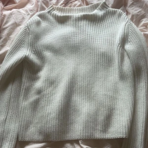 Vit ribbstickad tröja från Wera - Säljer en vit ribbstickad tröja från Wera i storlek S, den är lite högre i halsen! ❤️