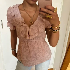 Volang topp  - Såå snygg blus med volanger i en jättefin rosa färg. Storlek S!💞 Hör av er vid frågor! Bilder från gamla ägaren, bara använd ca 2 gånger av mig då den var lite för stor🫶🏻