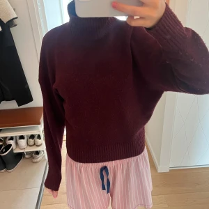 stickad tröja - as snygga vinröda stickade tröjan från Zara. fint skick. lite nopprig men annars jätte fin! Skriv för frågor eller funderingar 🩷