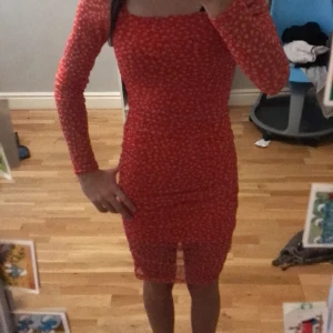 Röd klänning från monki i xxs - Jätte fin typ öanvänd klänning från monki. Säljer den för att det inte riktigt är min still längre. Ny pris typ 309-400