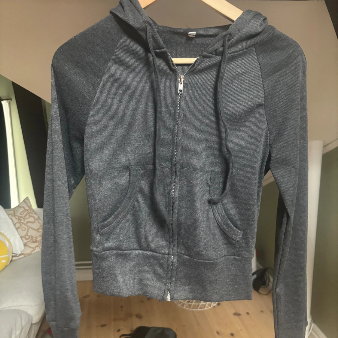 Mörkgrå hoodie med dragkedja - 1