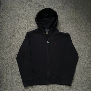 Mörkblå hoodie från Polo Ralph Lauren - En snygg mörkblå hoodie från polo Ralph lauren👕mycket bra skick, inga hål eller liknande✅ skickar snabbt efter att du har beställt📦