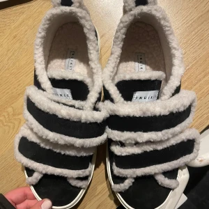 Inuikii sneakers svart  - Köpta denna veckan. Lådan finns kvar och kommer att postas med, strl 42( skulle dock säga att den passar 41-41,5 också utan problem). Extremt alla och mjuka, endast använda en gång i cirka 2 timmar.🥰