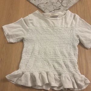 Vit volangblus från Gina Tricot - En super fin tröja från Gina Young,den blev liten för mig men annars är den jätte snygg och perfekt att använda storlek 146-152