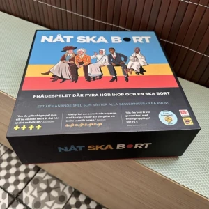 Nåt ska bort - Utmana dina vänner med det populära frågespelet där fyra hör ihop och en ska bort! Perfekt för ungdomar och unga vuxna som gillar kluriga frågor och att tänka utanför boxen. Spelet är komplett med spelregler, spelplan, kort och spelpjäser.