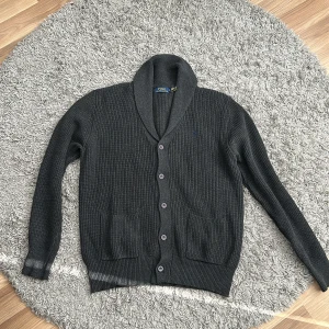 Polo cardigan - Säljer denna, använder inte längre. Pris kan diskuteras vid snabb affär 