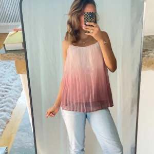Plisserad rosa linnetopp med tunna axelband - Så jag fin topp med rosa  till ljusrosa ombre effekt! Den är i storlek S!   Vid frågor eller funderingar så är det bara att höra av sig 😊 Bundle = rabatt 💕