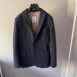 J Lindeberg kavaj jacka - Säljer denna kavaj liknande jacka ifrån J. Lindeberg. Den är i storlek medium men passar även small. Lite mer av en avslappnad look än en vanlig kavaj. Väldigt fint skick.