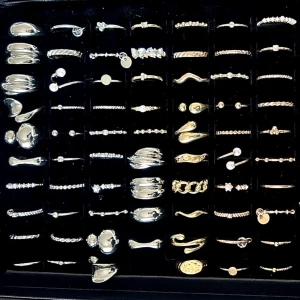 Mix av trendiga ringar i silver och guld -  1 för 25kr, 3 för 60kr, 5 för 80kr eller hela lådan (100st) för 500kr