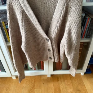 Beige stickad kofta med knappar från ginatricot - Beige stickad kofta