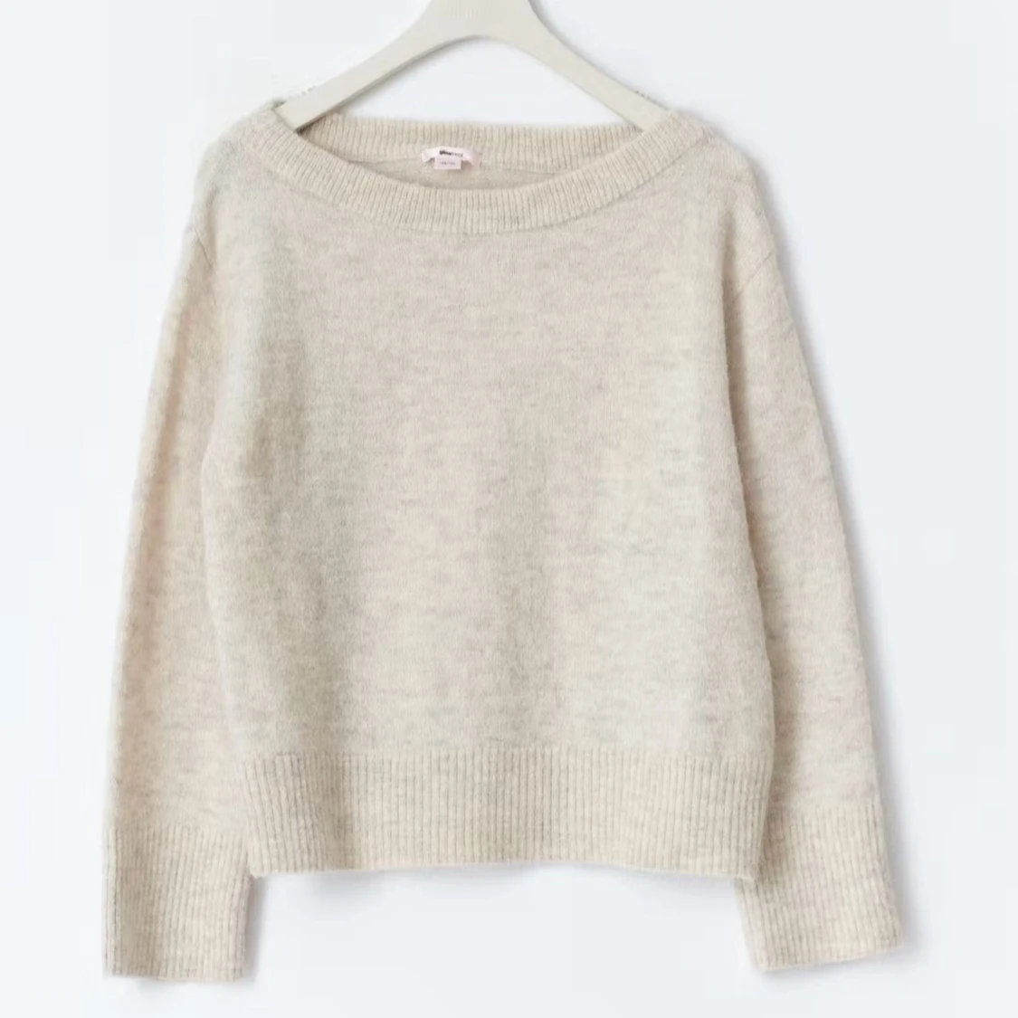 Beige offshoulder stickad tröja