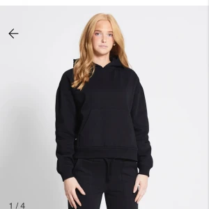 Svart hoodie med magficka - Svart hoodie ifrån lager 157, säljer pga den inte används längre. Se på sista bilden att det finns ett litet hål uppe på axeln.