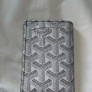 Vit plånbok med cardpusher - Helt ny hamnat i tvätten en gång därför har mitten delen gått av lite grann men annars helt stabim