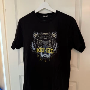 Kenzo T-shirt  - Säljer T-shirt ifrån Kenzo. Finns ett litet hål i ryggen. Storlek M men passar bättre för S.