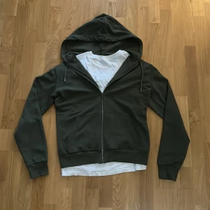 Grön zip up hoodie - Mörk grön zip up hoodie ifrån lager 157 med en Metall kedja som är storlek S! Aldrig använd, tvättad en gång efter köp!