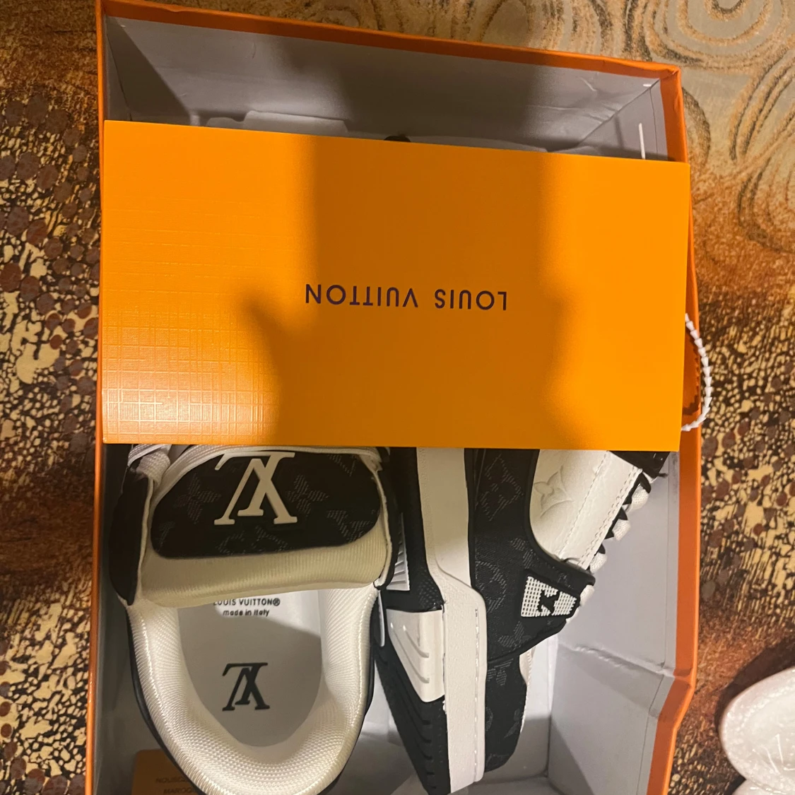 Louis Vuitton svartvita sneakers