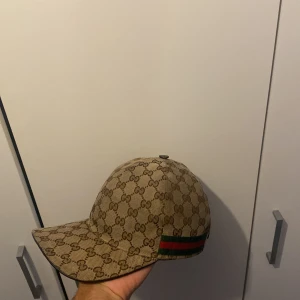 Gucci keps - Beige canvas, mycket fint skick endast en liten skrap skada på sista bilden, inget som påverkar kepsens användning eller liknande tänkte bara visa ifall ifall. Utöver det så är kepsen i fint skick 