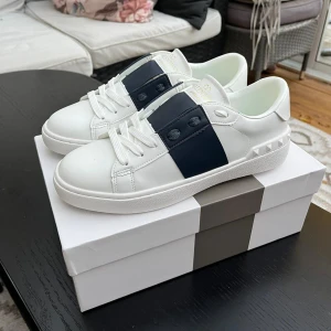 Valentino skor  - Säjler ett par valentino skor, Helt oanvända, Finns i storlek 39 och 40, Skriv vid fler frågor.