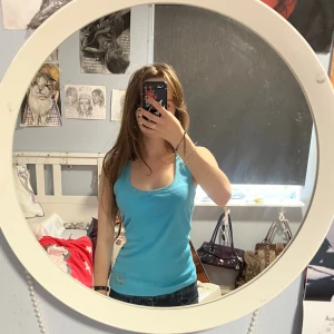 Turkos ribbad linnetopp Urban Stone - Säljer en turkos ribbad linnetopp från Urban Stone med broderad patch i guld och blått nertill. Modellen är ärmlös med brottarrygg och har en tight passform. Perfekt och enkel att styla med jeans eller shorts. Skriv om du har några funderingar, pris går absolut att diskutera! 💕❤️