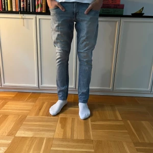 Ljusblå jeans från Tiger of sweden  - Asfeta tiger of sweden jeans i slim fit! Jeansen har använts rätt flitigt och är inte i så bra skick… Priset kan diskuteras! Modellen är 177, 60kg!
